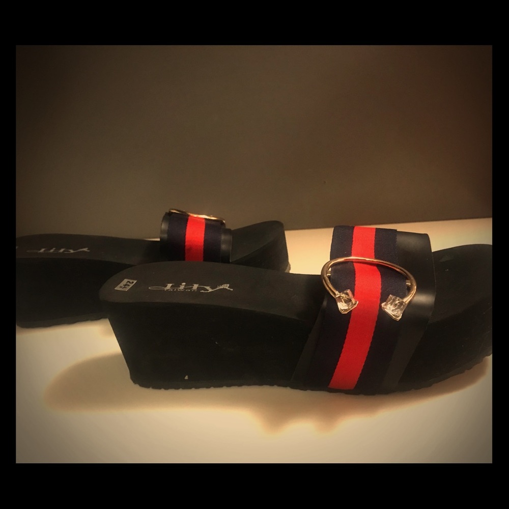 NWOT Sandals- flat platform heel